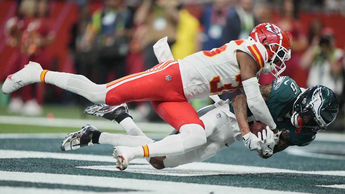 Philadelphia Eagles wide receiver DeVonta Smith, right, catches a touchdown pass as Kansas City Chiefs cornerback Jaylen Watson (35) defends during the second half of the NFL Super Bowl 59 football ga ...