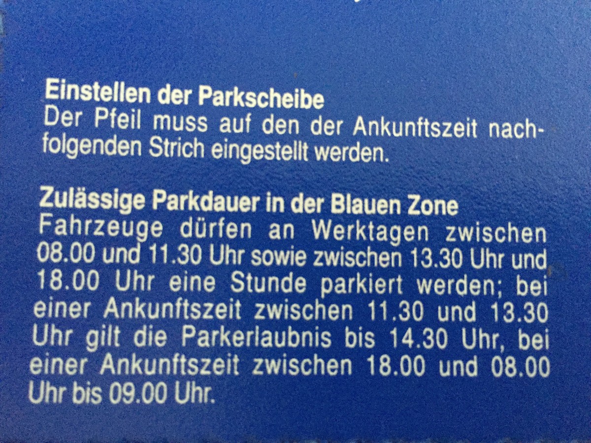 Die Rückseite einer Parkscheibe sieht so aus.