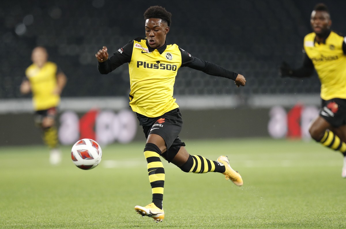 YBs Felix Mambimbi in Aktion, im Super League Spiel zwischen dem BSC Young Boys Bern und dem FC St, Gallen, am Sonntag, 8. Novmber 2020 im Stadion Wankdorf in Bern. (KEYSTONE/Peter Klaunzer)