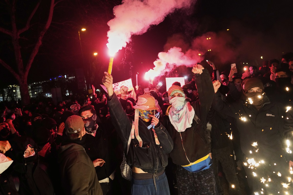 People light flares as they protest against the arrest of Istanbul's Mayor Ekrem Imamoglu, in Istanbul, Turkey, Friday, March 21, 2025. (AP Photo/Khalil Hamra)
Turkey Politics