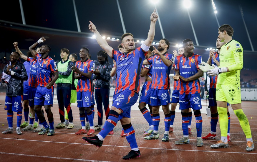 Xherdan Shaqiri (FCB), Mitte, jubelt mit der Mannschaft waehrend dem Meisterschaftsspiel der Super League zwischen dem FC Zuerich und dem FC Basel am Samstag, den 12. April 2025, im Letzigrund Stadion ...