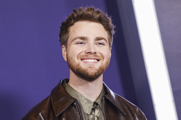 epa12137785 US musician Alex Warren arrives to the 2025 American Music Awards at Fontainebleau Las Vegas in Las Vegas, Nevada, USA, 26 May 2025. The American Music Awards recognizes the year&#039;s to ...