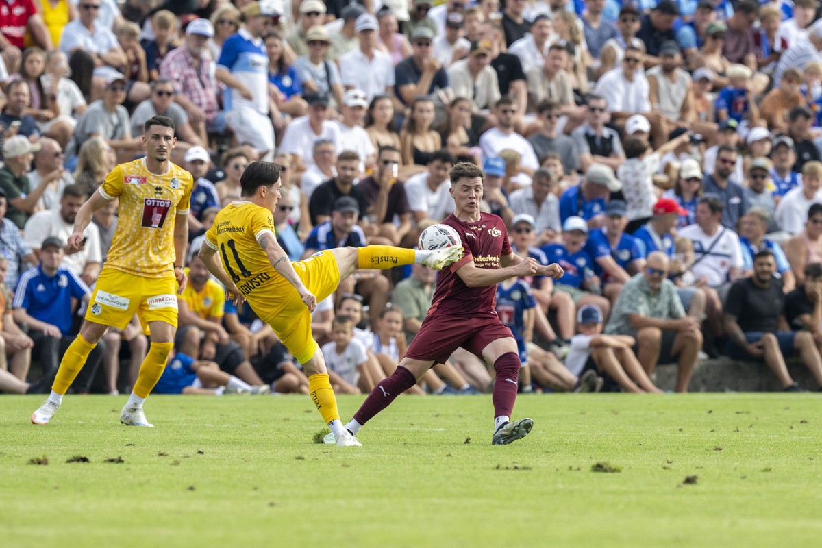 Matteo Di Giusto, mitte, von Luzern im Spiel gegen, Robin Funk, rechts, von Perlen beim Schweizer Cup der 1. Runde zwischen dem FC Perlen-Buchrain und dem FC Luzern vom Freitag, 15. August 2025 in Buc ...