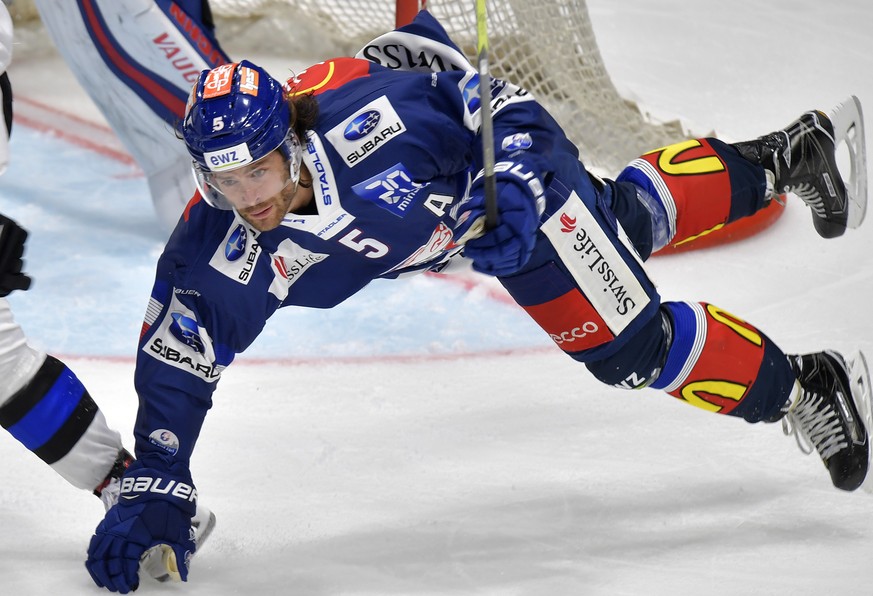 Der Zuercher Severin Blindenbacher, rechts, gegen Flavio Schmutz, links, von Fribourg beim Eishockeyspiel der National League ZSC Lions gegen den HC Fribourg Gotteron im Hallenstadion in Zuerich am Sa ...