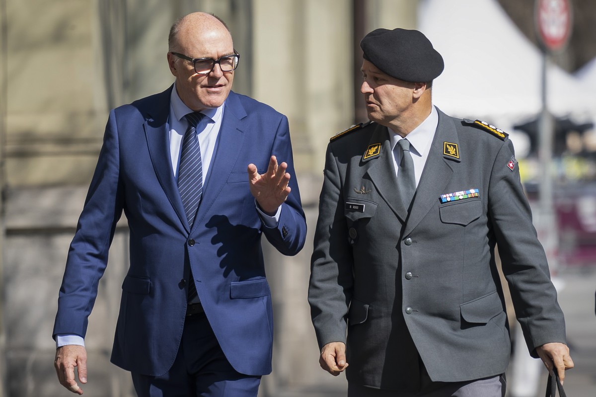 Quality Repeat: Bundesrat Martin Pfister, links, und Korpskommandant Benedikt Roos, Chef der Armee (CdA), kommen zu einer Medienkonferenz zur Armeebotschaft 2026, am Freitag, 20. Maerz 2025 in Bern. D ...
