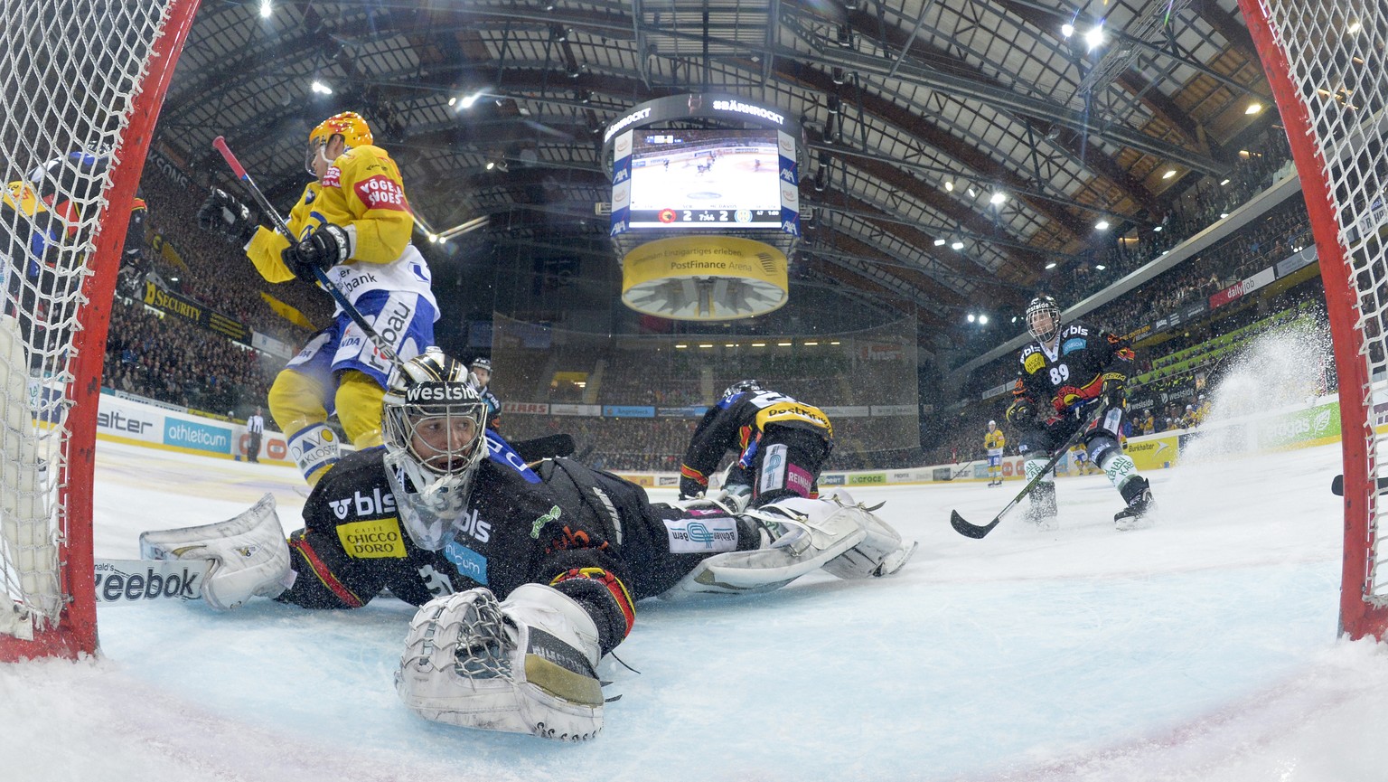 Der Berner Torhueter Jakub Stepanek im 4. Eishockey Playoff-Halbfinalspiel der National League A zwischen dem SC Bern und dem HC Davos, am Donnerstag, 24. Maerz 2016, in der PostFinance-Arena in Bern. ...