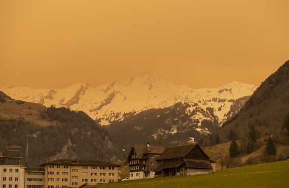 Sahara dust drifts over central Switzerland near Mount Brisen and the village of Stans in the canton of Nidwalden, Switzerland, on Tuesday, March 15, 2022. (KEYSTONE/Urs Flueeler)

Saharastaub zieht u ...