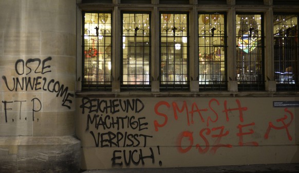 «Reiche und Mächtige verpisst euch»: versprayte Fassade.&nbsp;