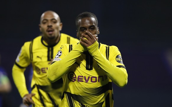 epa11744468 Dortmund&#039;s Jamie Gittens (R) celebrates after scoring the 1-0 lead during the UEFA Champions League match between Dinamo Zagreb and Borussia Dortmund in Zagreb, Croatia, 27 November 2 ...