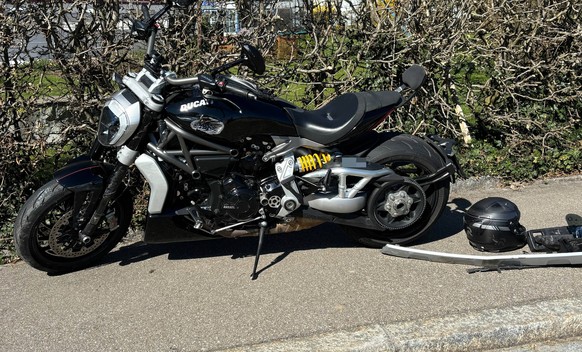 Eine Autolenkerin hat den Töfffahrer übersehen.