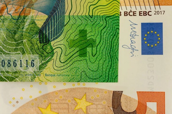 Volatiles Nebeneinander: Schweizer Franken und Euro-Banknoten.