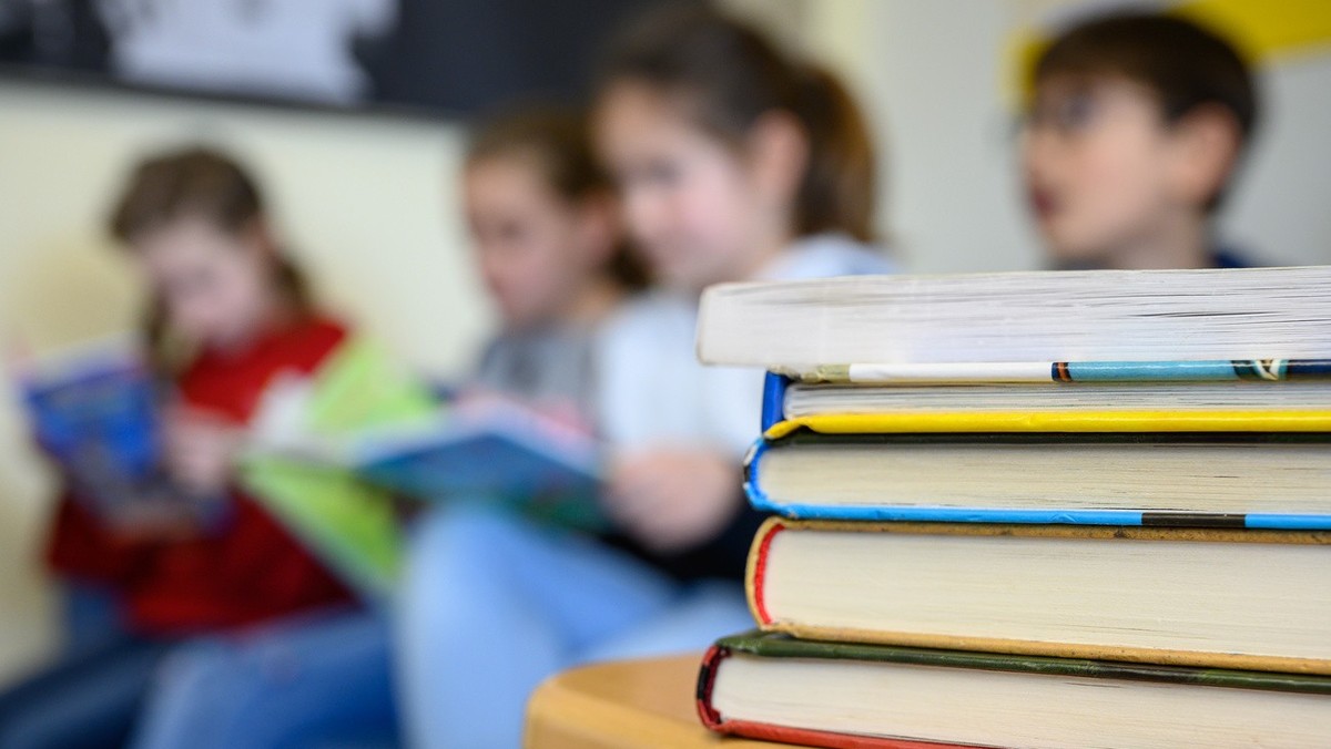 ARCHIV - 10.12.2019, Baden-Württemberg, Stuttgart: Kinder lesen in einer Grundschule. Beim Projekt «First Class» stand die Förderung der Sprachkenntnisse, der mathematischen Grundkenntnisse sowie der  ...