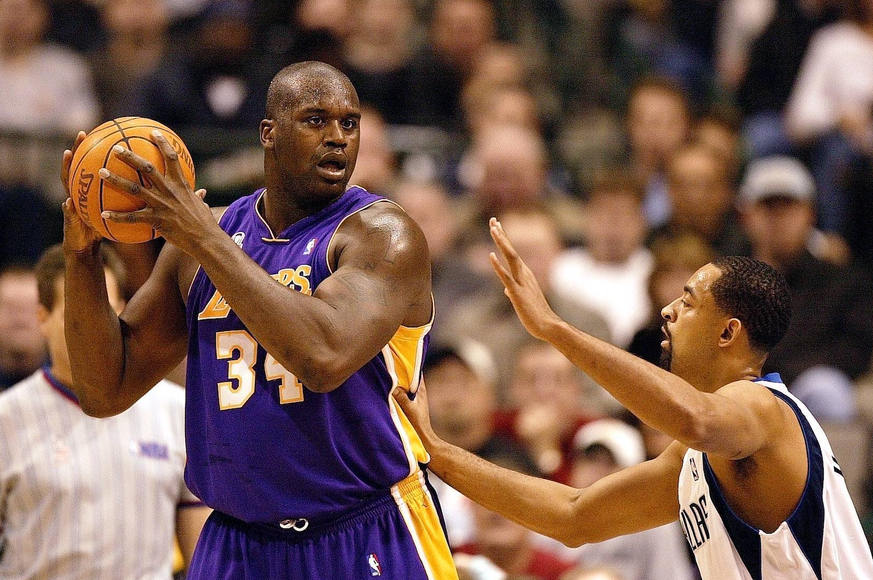 Shaquille O Neal (li., Lakers) gegen Juwan Howard (Mavericks) Basketball Herren NBA 2001/2002, National Basketball Association, Dallas Mavericks - Los Angeles Lakers 94:101 Gruppe AmericanAirlines Cen ...