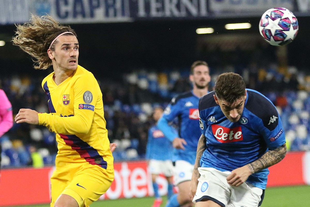 epa08247898 Napoli's Giovanni Di Lorenzo (R) and Barcelona's Antoine Griezmann in action during the UEFA Champions League round of 16 first leg soccer match between SSC Napoli vs FC Barcelon ...