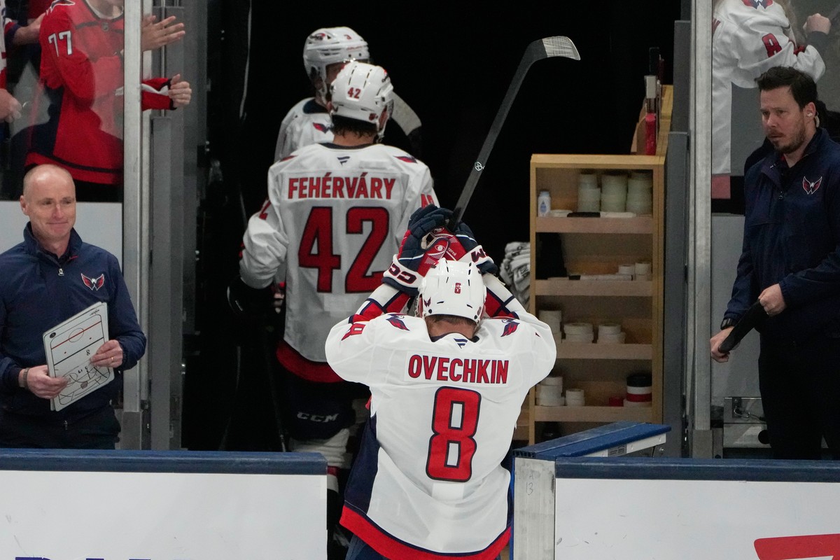 Washington Capitals left wing Alex Ovechkin (8) acknowledges fans as he leaves the ice after the Capitals defeated the Columbus Blue Jackets in an NHL hockey game Tuesday, April 14, 2026, in Columbus, ...