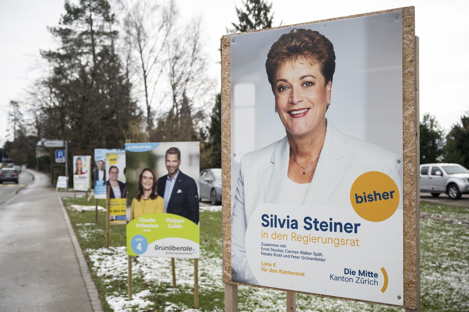 Silvia Steiner der Mitte wirbt fuer ihren Sitz im Regierungsrat neben verschiedenen Wahlplakaten fuer die kommenden Kanton- und Regierungsratswahlen in Zuerich, aufgenommen am Dienstag, 24. Januar 202 ...