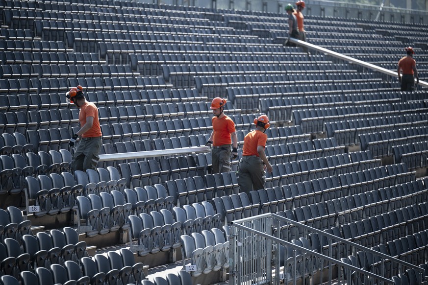 KEYPIX - Zivilschuetzer arbeiten auf der Tribuene in der Arena des Eidgenoessischen Schwing- und Aelplerfestes 2025 Glarnerland+, am Montag, 18. August 2025, in Mollis. (KEYSTONE/Gian Ehrenzeller)