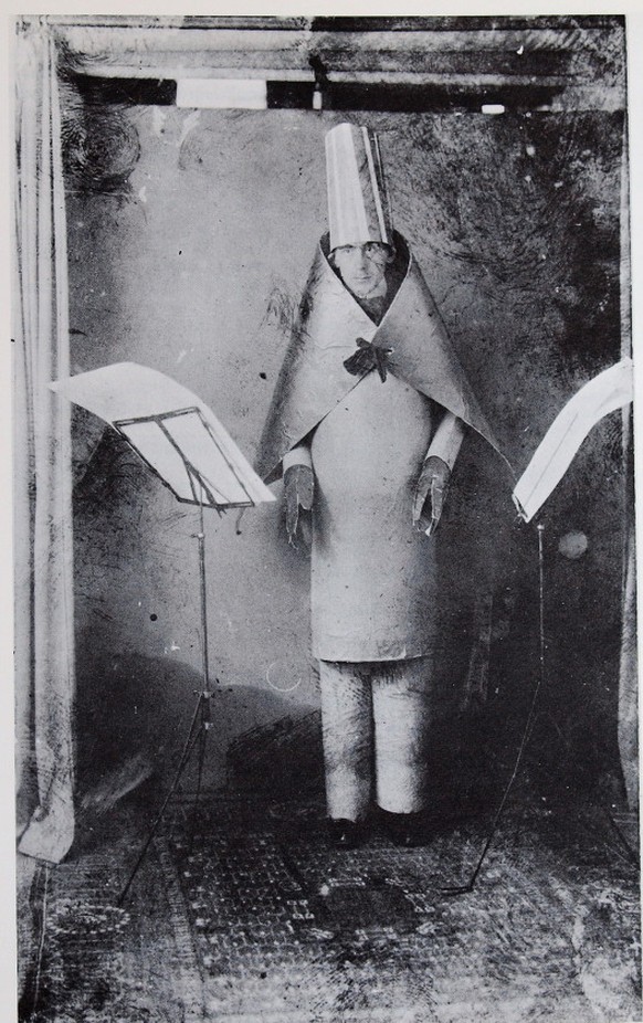 Dada-Mitbegründer Hugo Ball bei einer Vorstellung im Cabaret Voltaire, 1916.