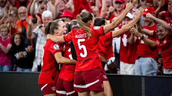 Noelle Maritz Schweiz, 05, Lia Waelti Schweiz, 13 und Team jubeln mit den Fans ueber das Tor zum 1:1 Ausgleich / Endstand durch Riola Xhemaili Schweiz, 07 und Einzug in das Viertelfinale, SUI, Schweiz ...