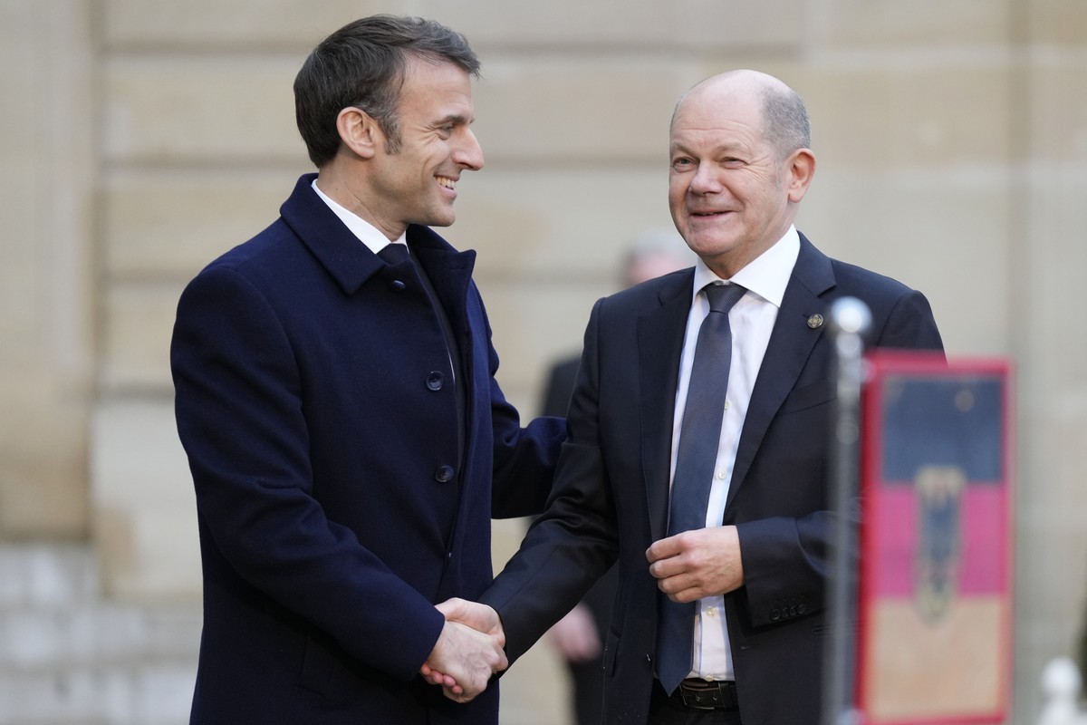 French President Emmanuel Macron, left, welcomes German Chancellor Olaf Scholz at the Elysee Palace in Paris, Monday, Feb. 26, 2024. More than 20 European heads of state and government and other Weste ...