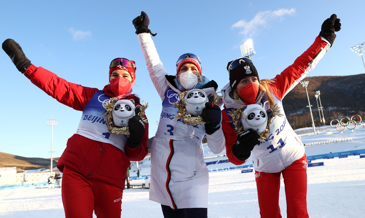 epa09729226 (L-R) second placed Natalia Nepryaeva of Russia, winner Therese Johaug of Norway and third placed Teresa Stadlober of Austria celebrate after Women's 7.5km+7.5km Skiathlon competition ...