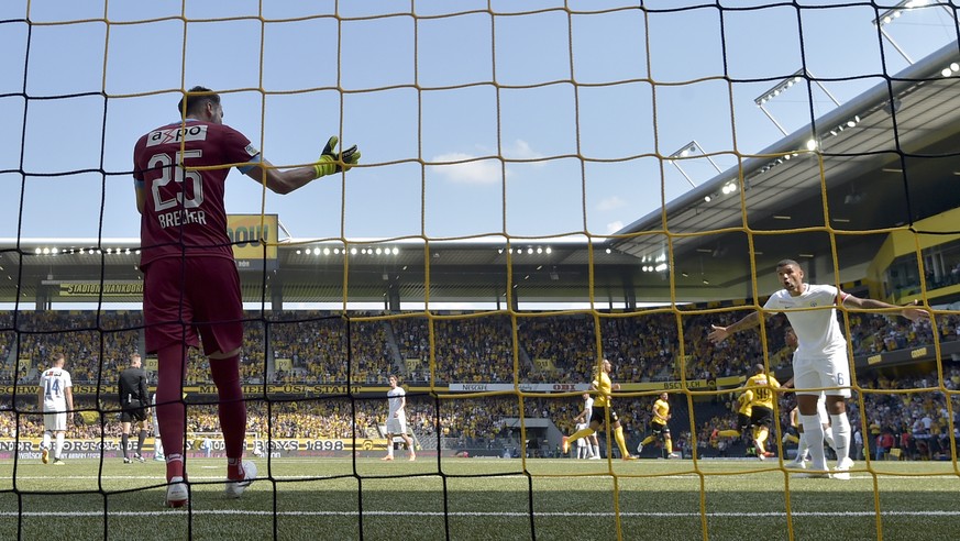 Zuerichs Torhueter Yanick Brecher diskutiert mit Zuerichs Victor Palsson, nach dem Tor zum 2-0 durch YBs Christian Fassnacht, im Super League Spiel zwischen dem BSC Young Boys Bern und dem FC Zuerich, ...