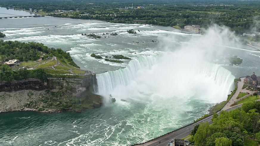 Ein Mann hat einen Sturz von den Niagarafällen überlebt. Die kanadische Polizei konnte den Mann verletzt aus dem Fluss unterhalb der Wasserfälle bergen. (Bild: Warren Toda/EPA Keystone)