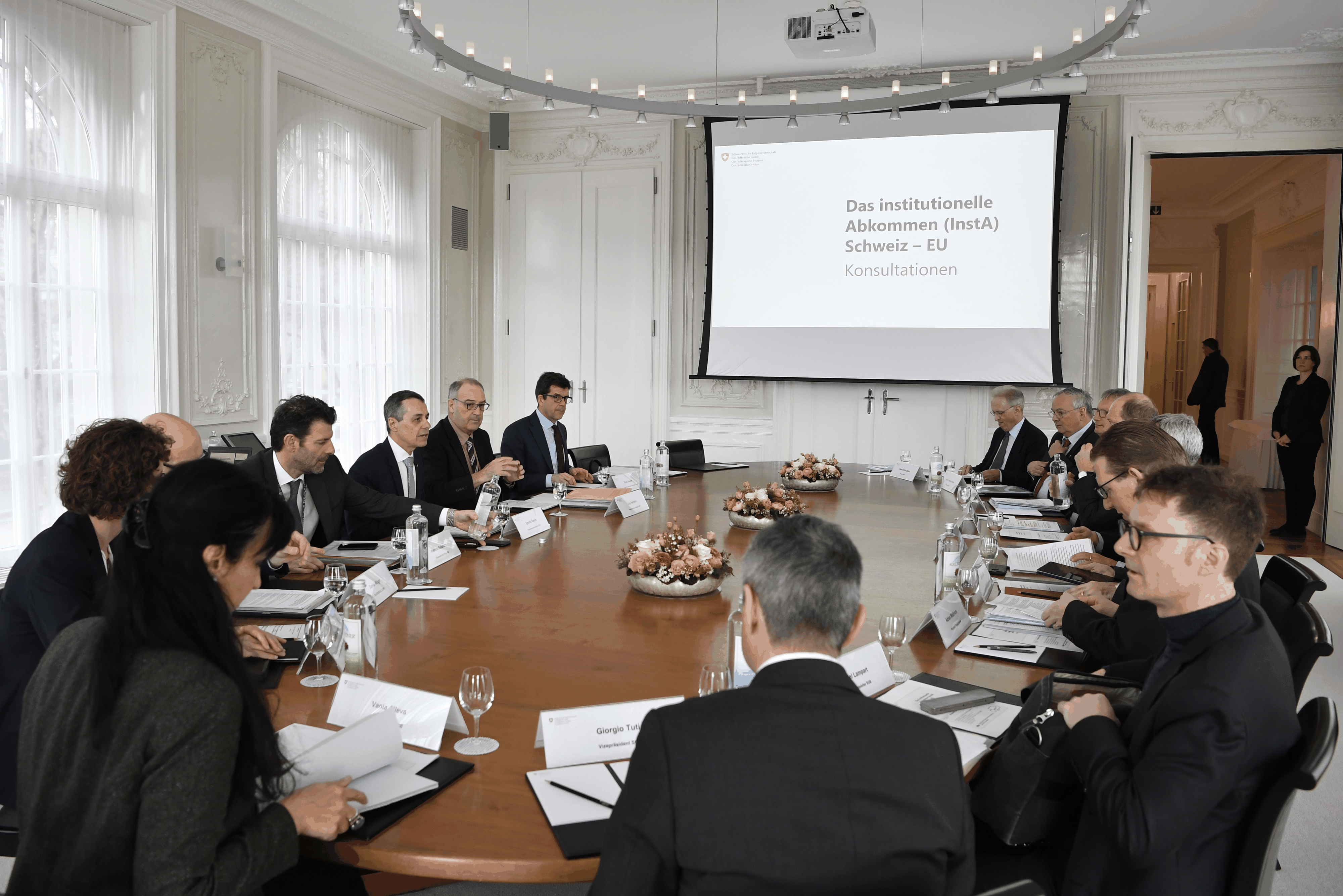 Bundesrat Ignazio Cassis, Dritter von links, mit Bundesrat Guy Parmelin, Zweiter von links, und Staatssekretaer Roberto Balzarett, Vierter von links, an den Konsultationen zwischen dem Bundesrat und d ...