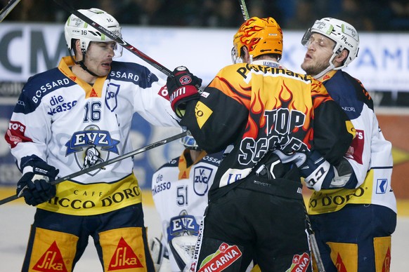 Fribourgs Topscorer Jim Slater, Mitte, im Kampf mit Zugs Raphael Diaz, links, und Johan Morant, im Eishockey Meisterschaftsspiel der National League zwischen dem HC Fribourg Gotteron und dem EV Zug, a ...