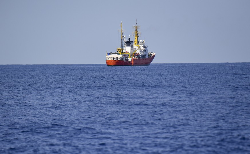 BILDPAKET -- ZUM JAHRESRUECKBLICK 2018 INTERNATIONAL, STELLEN WIR IHNEN HEUTE FOLGENDES BILDMATERIAL ZUR VERFUEGUNG -- The French NGO &quot;SOS Mediterranee&quot; Aquarius ship is seen in the Mediterr ...