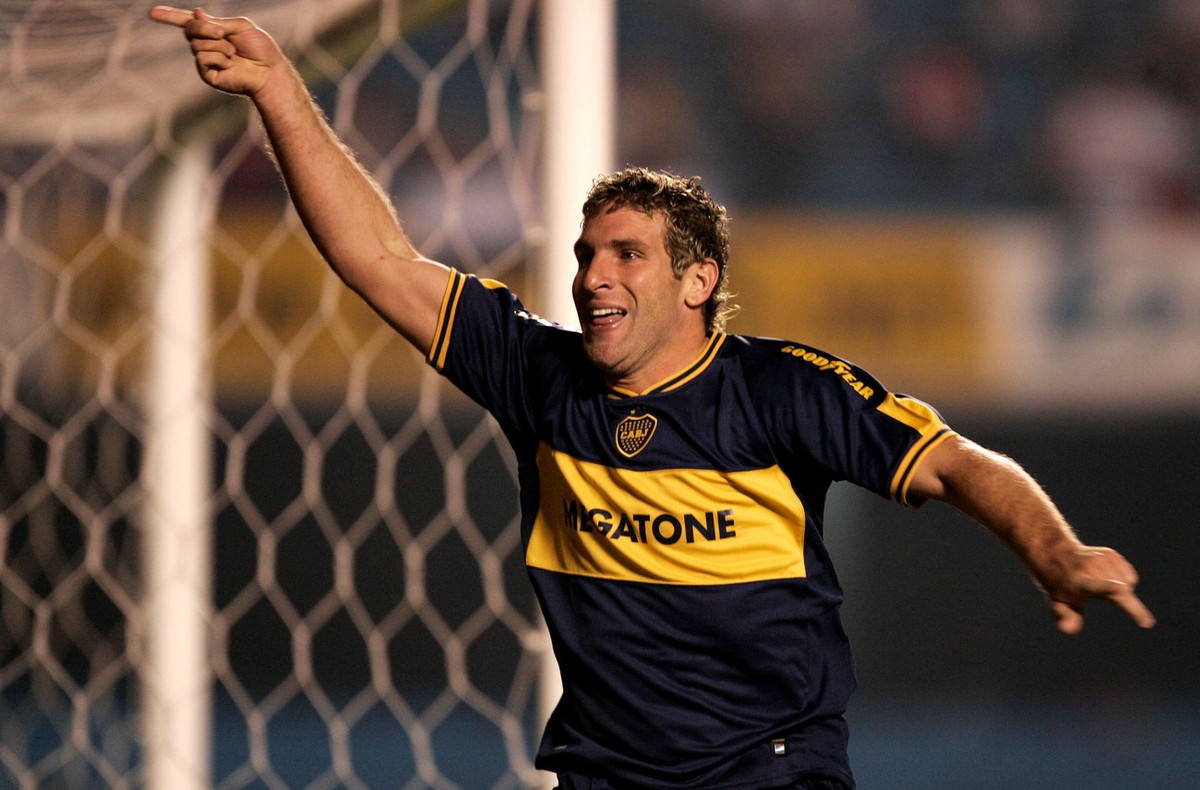 Boca Juniors' Martin Palermo celebrates after scoring against Sao Paulo FC during the Recopa Final at Morumbi Stadium in Sao Paulo, Brazil, Thursday, Sept. 14, 2006. (AP Photo/Victor R. Caivano)