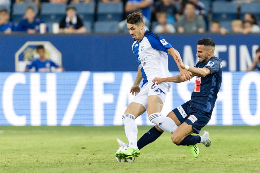 FC Luzerns Varol Tasar, rechts, gegen GCs Meritan Shabani im Fussball Meisterschaftsspiel der Super League zwischen dem FC Luzern und dem Grasshopper Club Zuerich am Mittwoch, 10. August 2022 in der S ...