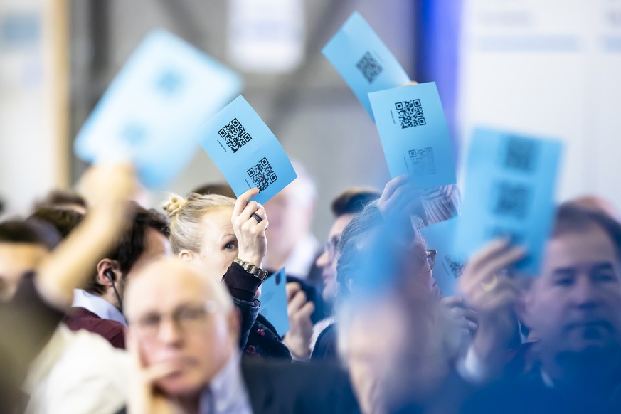 Die Delegierten der FDP Schweiz stimmen mit Stimmkarten an der Delegiertenversammlung der FDP Schweiz ab, am Samstag, 21. Januar 2023 in Duebendorf. (KEYSTONE/Michael Buholzer)