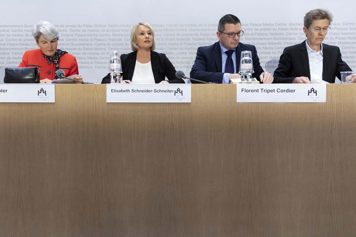 Christa Tobler, Professorin fuer Europarecht, Universitaet Basel, Elisabeth Schneider-Schneiter, Praesidentin APK-N, Florent Tripet Cordier, Sekeretaer APK-N, und Astrid Epiney, Professorin fuer Voelk ...