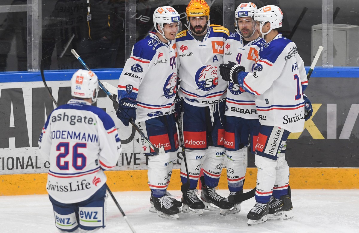 In the center, Zurich's Top Scorer Denis Hollenstein, celebrate with teammate the 1-5 goal, during the preliminary round game of National League (NLA) Swiss Championship 2020/21 between HC Lugano ...