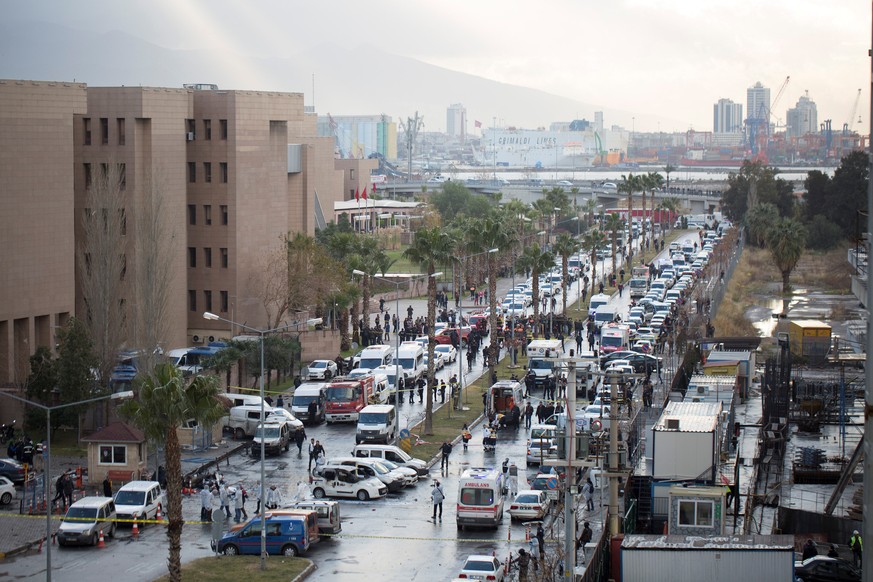 Ambulances arrive at the scene after an explosion outside a courthouse in Izmir, Turkey, January 5, 2017. REUTERS/Tuncay Dersinlioglu TPX IMAGES OF THE DAY