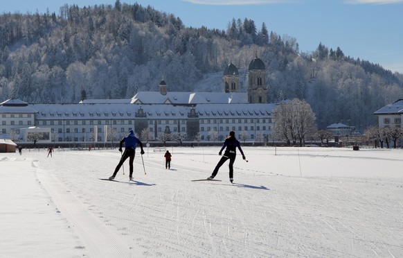 Die Loipen vor der geschichtsträchtigen Fassade des Klosters Einsiedeln bieten dir Natur und Kultur pur.