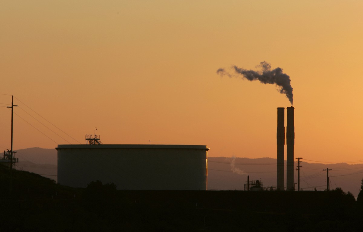 FILE - In this Friday Sept. 22, 2006 file photo an oil refinery is seen at sunset in Rodeo, Calif. Three Democratic governors said Thursday, June 1, 2017, they won't let the United States back aw ...