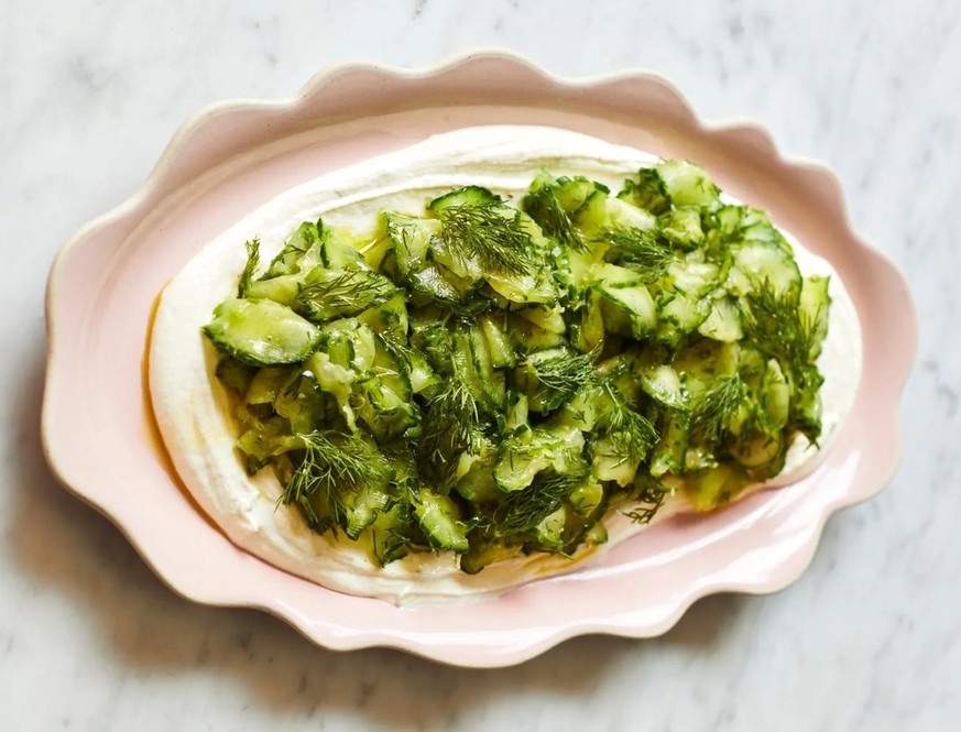 Dill-Gurkensalat mit geschlagenem Feta – frei nach Jamie Oliver.

https://asset.jamieoliver.com/images/cq7w2e71/production/cf39d3506d468df6a2dfec334bd27529689e1c08-853x1280.jpg/163542257?rect=0,72,853 ...