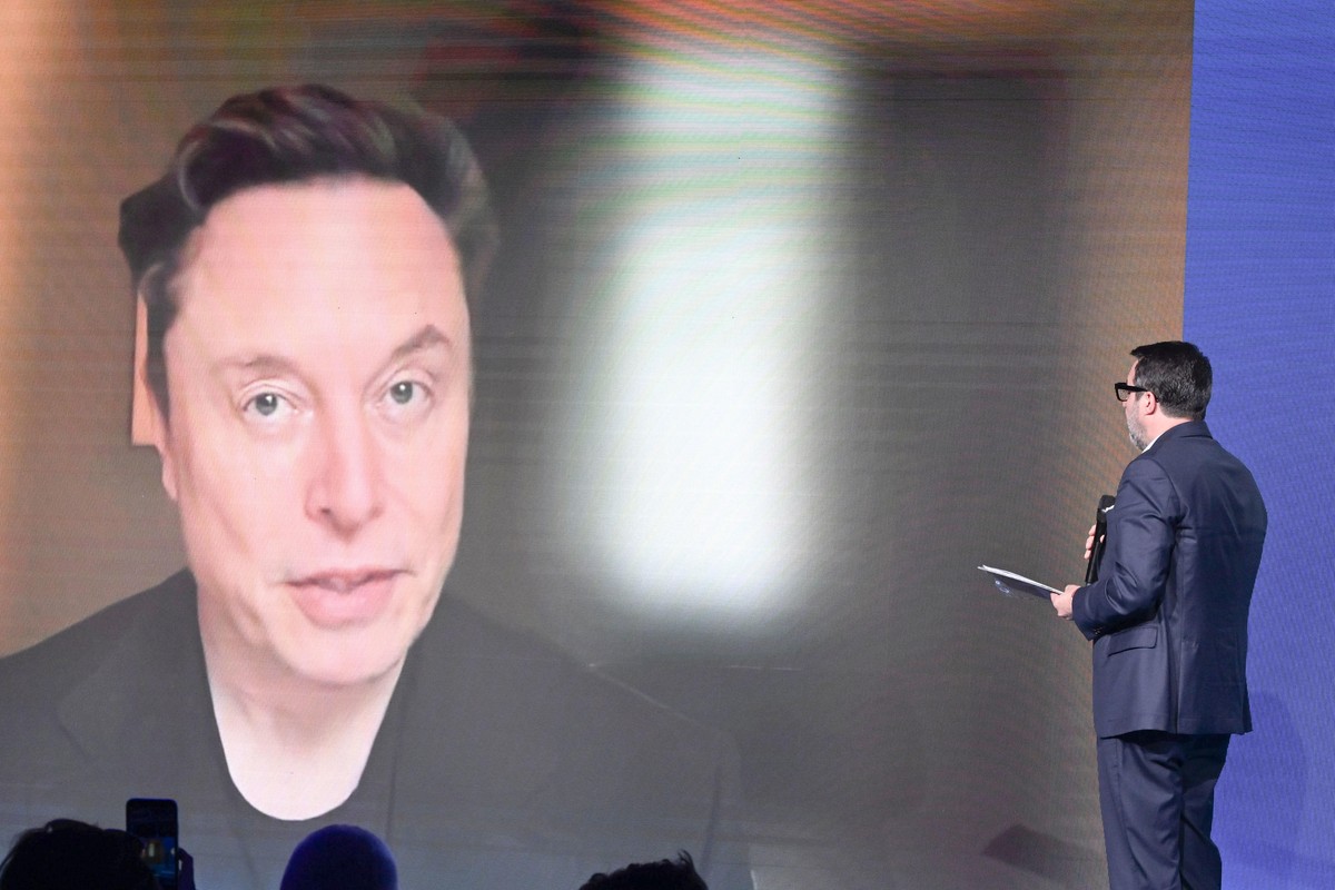 epa12011955 US businessman Elon Musk speaks via video link with Matteo Salvini (R), leader of the Lega per Salvini Premier party, during the Lega party federal congress in Florence, Italy, 05 April 20 ...