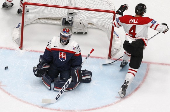 Kanadas Taylor Hall, bezwingt den slowakischen Goalie Julius Hudacek.