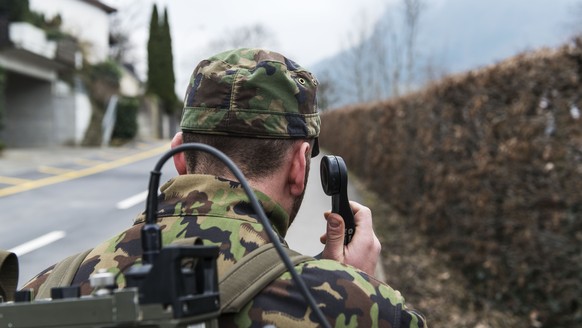 ARCHIVBILD ZUR MELDUNG, DASS DER BUNDESRAT 2021 IM RAHMEN DER ARMEEBOTSCHAFT RUND 2,3 MILLIARDEN IN DIE ARMEE INVESTIEREN WILL, AM DONNERTAG, 18. FEBRUAR 2021 - Bei einem Postenlauf lernen Soldaten de ...