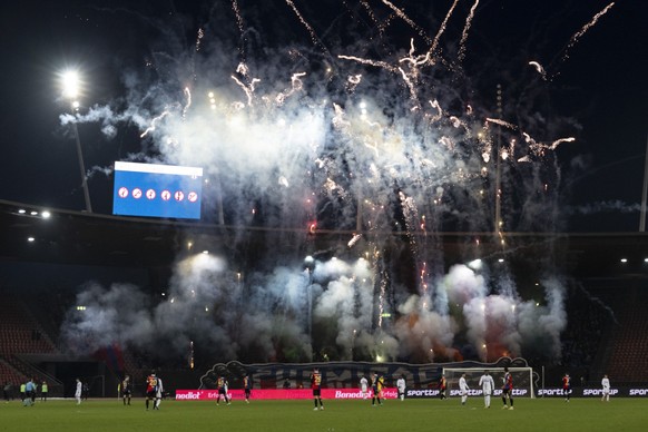 Basler Fans zuenden Feuerwerk, im Fussball Meisterschaftsspiel der Super League zwischen dem FC Zuerich und dem FC Basel 1893 im Letzigrund, am Sonntag, 21. Januar 2024 in Zuerich. (KEYSTONE/Ennio Lea ...