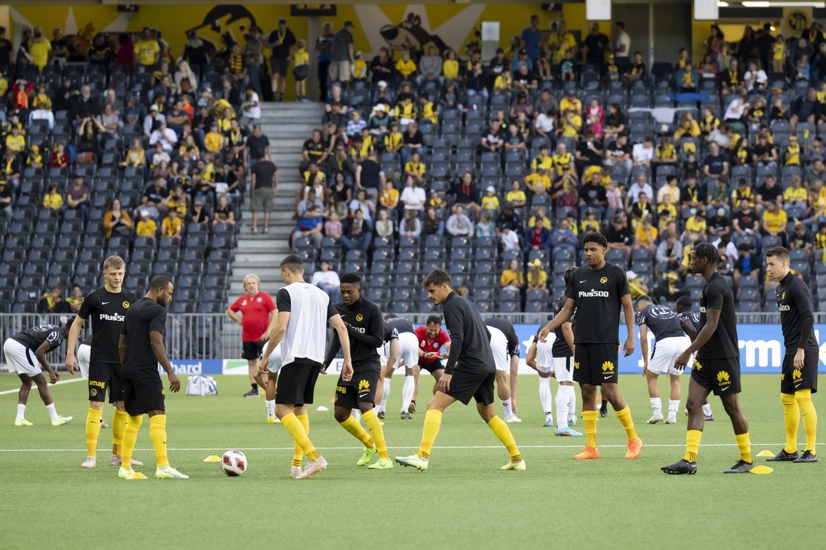 YB Spieler waermen sich vor dem Fussball Meisterschaftsspiel der Super League zwischen dem BSC Young Boys und dem FC Lugano, im Stadion Wankdorf in Bern, am Sonntag, 11. September 2022. (KEYSTONE/Anth ...