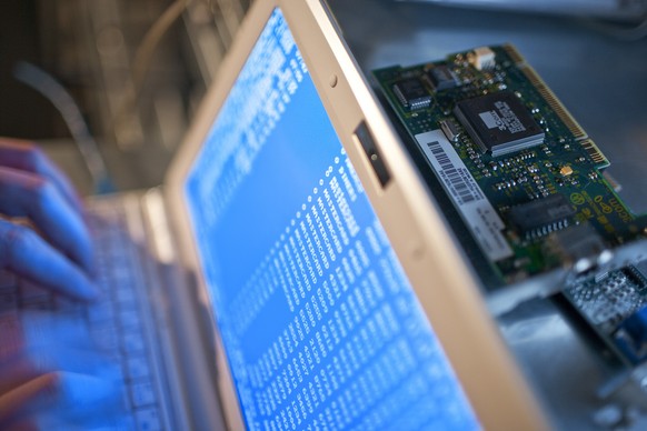 A man types command lines into his laptop, pictured on November 26, 2009, posed picture. (KEYSTONE/Gaetan Bally)

Ein Mann tippt Befehlszeilen in seinen Laptop, aufgenommen am 26. November 2009, geste ...