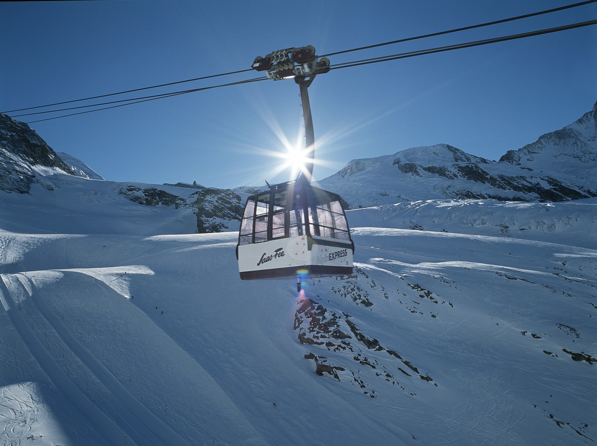 ARCHIVBILD ZUR AUSSERORDENTLICHEN GV DER BERGBAHNEN SAAS-FEE ZUM EINSTIEG VON INVESTOR PETER SCHROECKSNADEL, AM MONTAG, 29. OKTOBER 2018 - Sun rays above one of the Allalin Express' gondolas in S ...