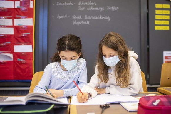 Kinder mit Atemschutzmasken im Unterricht im Schulhaus Fluntern, aufgenommen am Montag, 25. Januar 2021 in Zuerich. Schuelerinnen und Schuelern ab der 4. Klasse muessen Masken tragen um die Ausbreitun ...