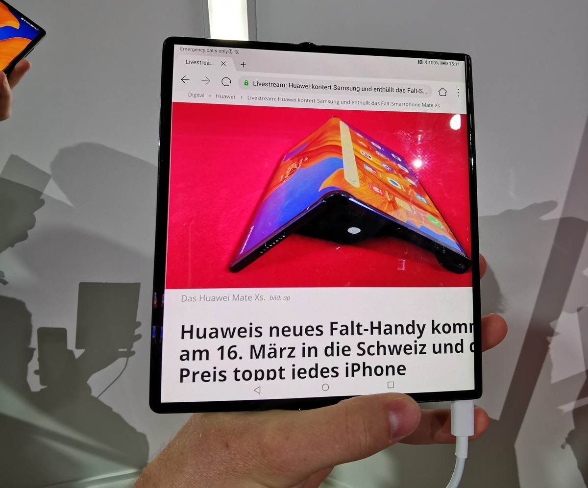 Aufgeklappt ist das Tablet mit 5,4 mm sehr flach.