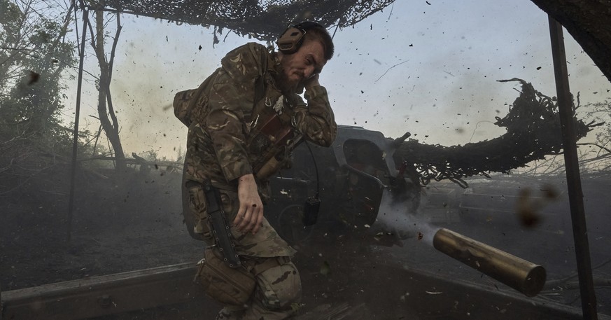 A Ukrainian soldier from the 10th Assault Brigade Edelweiss fires a D-30 gun at Russian positions on the frontline, near Bakhmut, Donetsk region, Ukraine, July 5, 2023. (AP Photo/…