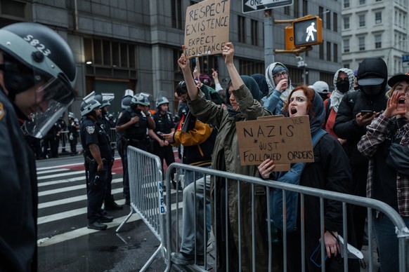 epa12176435 People participate during a ?No Kings? protest in New York, New York, USA, 14 June 2025. &#039;No Kings&#039; protests are expected to be held all over the country to protest President Don ...
